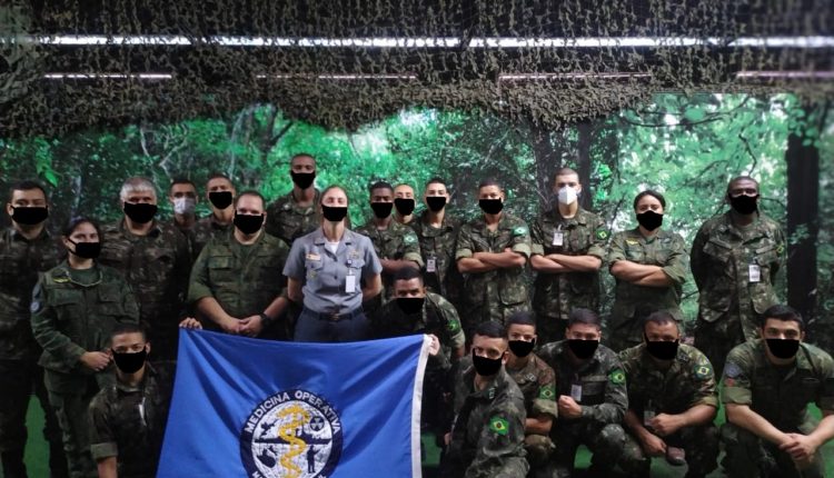 Militares do Exército com máscaras desenhadas no rosto