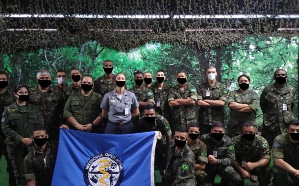 Militares do Exército com máscaras desenhadas no rosto