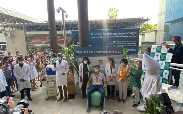 Fiocruz aplica as primeiras doses da vacina de Oxford no Brasil