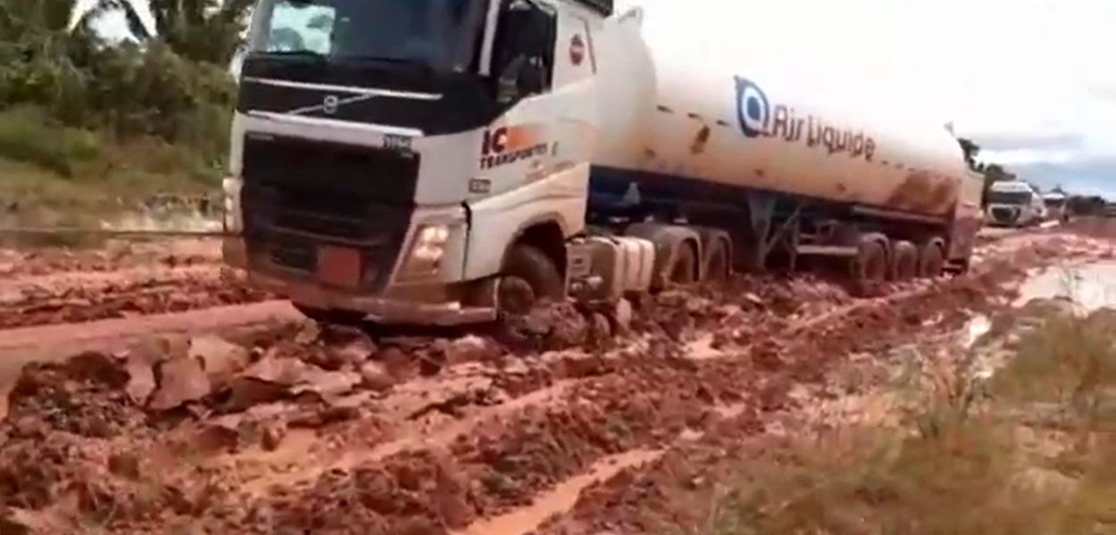 Caminhões com oxigênio param em atoleiro a caminho de Manaus