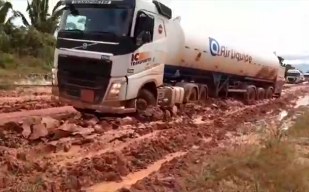 Caminhões com oxigênio param em atoleiro a caminho de Manaus