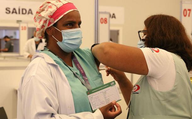 Profissional de saúde é vacinada contra a Covid-19