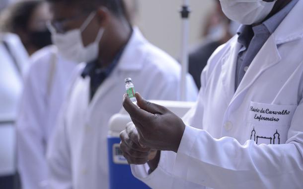 Servidor da Fiocruz prepara vacina de Oxford/AstraZeneca para a primeira aplicação no Brasil