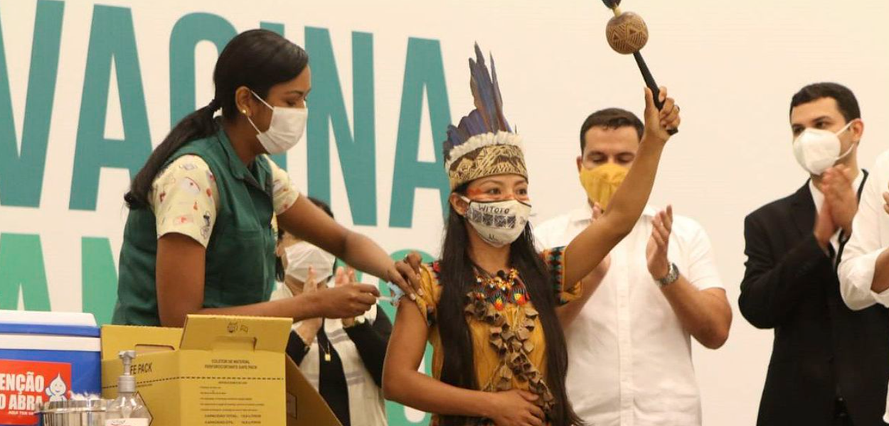 Indígena é vacinada contra a Covid-19 em Manaus