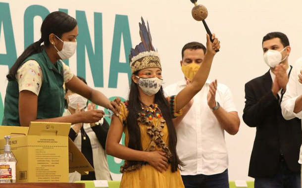 Indígena é vacinada contra a Covid-19 em Manaus