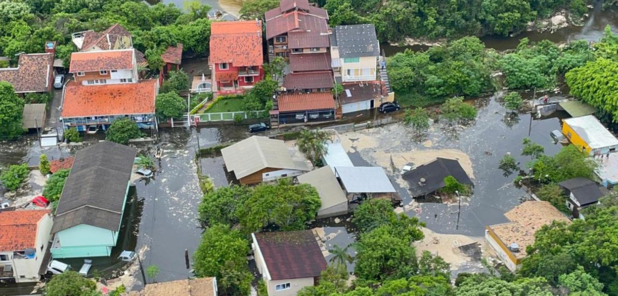 Alagamento assusta moradores no bairro da Lagoa da Conceição, em Florianópolis