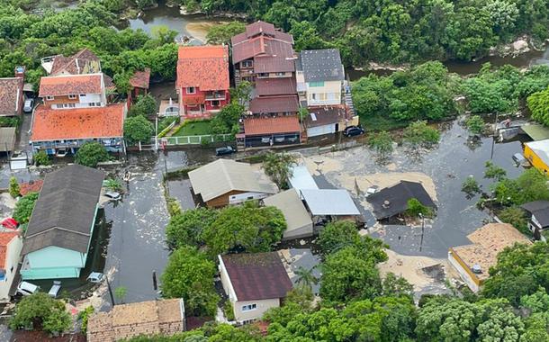 Alagamento assusta moradores no bairro da Lagoa da Conceição, em Florianópolis