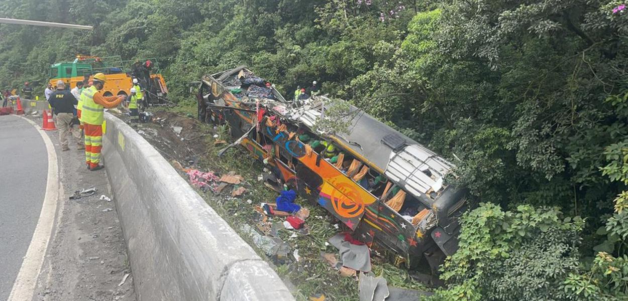 Acidente deixa 12 mortos na BR-376, em Guaratuba, no litoral do Paraná