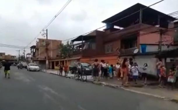 Moradores fazem fila para não passar fome em cidade da Baixada Fluminense, no Rio