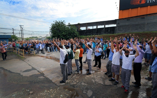 Trabalhadores da Arteb interromperam a produção depois que souberam dos cortes