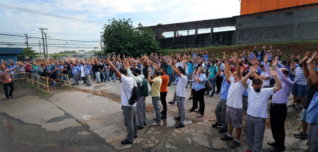 Trabalhadores da Arteb interromperam a produção depois que souberam dos cortes