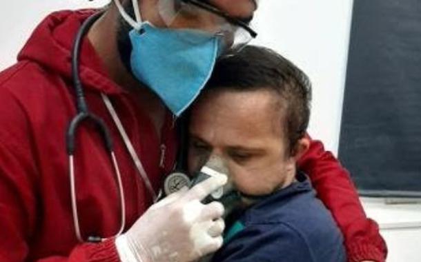 Enfermeiro abraçou paciente com síndrome de Down para tranquilizá-lo enquanto ele recebia oxigênio.