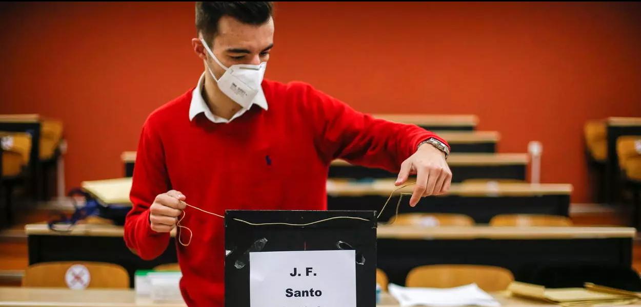 Em Lisboa, mesário prepara equipamentos da seção eleitoral minutos antes da abertura da votação em Portugal.