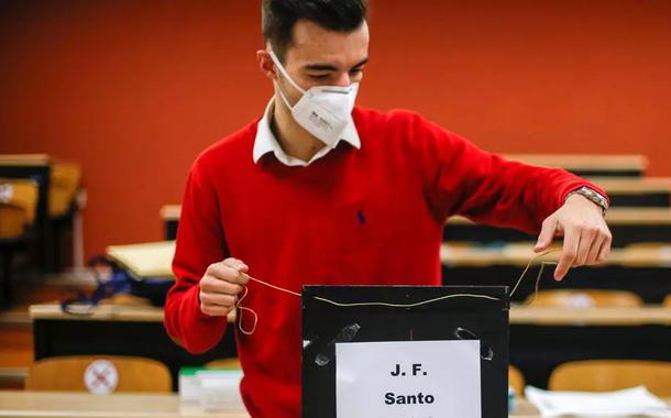 Em Lisboa, mesário prepara equipamentos da seção eleitoral minutos antes da abertura da votação em Portugal.