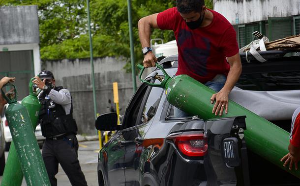 Mobilização da sociedade tenta superar desabastecimento de oxigênio em hospitais de Manaus