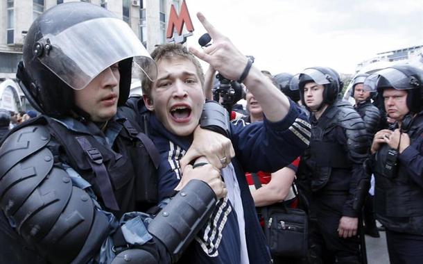 Oposição, apoiada por países ocidentais, faz protestos não autorizados na Rússia