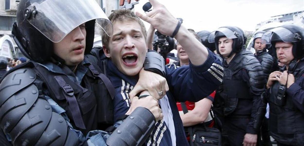 Oposição, apoiada por países ocidentais, faz protestos não autorizados na Rússia
