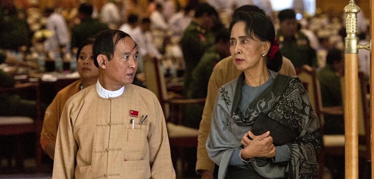 O presidente de Mianmar U Win Myint e a conselheira de Estado Aung San Suu Kyi