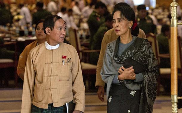 O presidente de Mianmar U Win Myint e a conselheira de Estado Aung San Suu Kyi