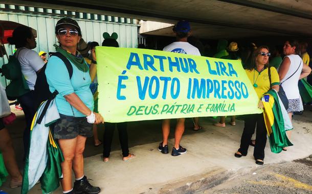 Bolsonaristas apoiam Arthur Lira na entrada da Câmara