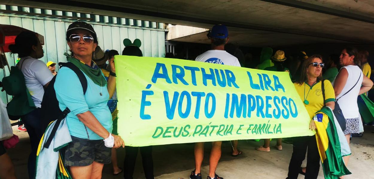 Bolsonaristas apoiam Arthur Lira na entrada da Câmara