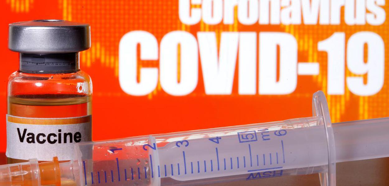 Frasco rotulado como vacina contra Covid-19.