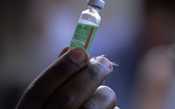 Servidor da Fiocruz prepara vacina de Oxford/AstraZeneca para a primeira aplicação no Brasil