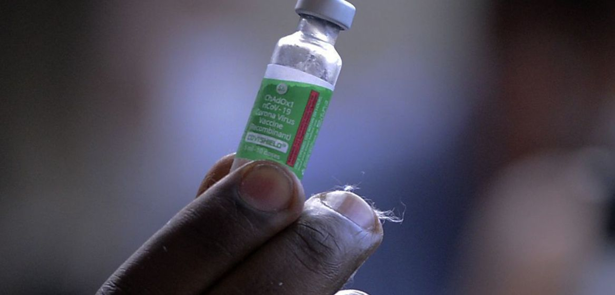 Servidor da Fiocruz prepara vacina de Oxford/AstraZeneca para a primeira aplicação no Brasil