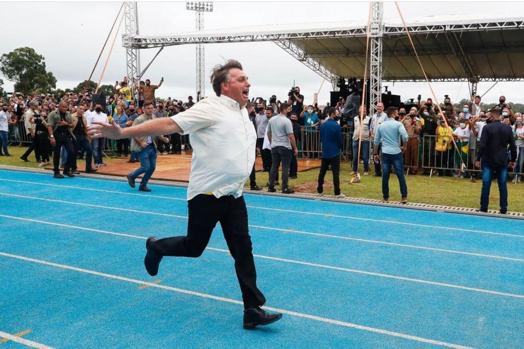 Jair Bolsonaro correndo