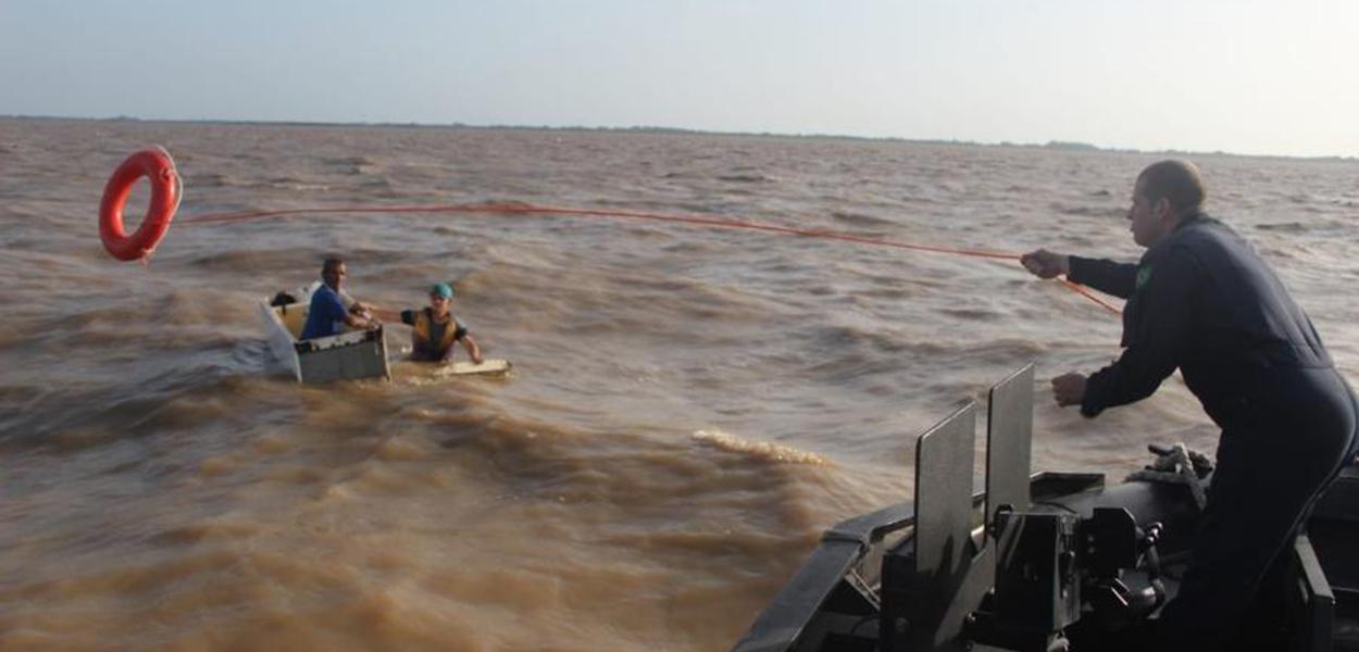 Homens sobrevivem flutuando em cima de uma geladeira