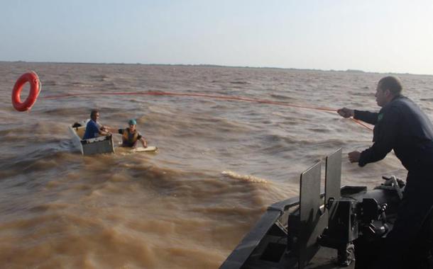 Homens sobrevivem flutuando em cima de uma geladeira