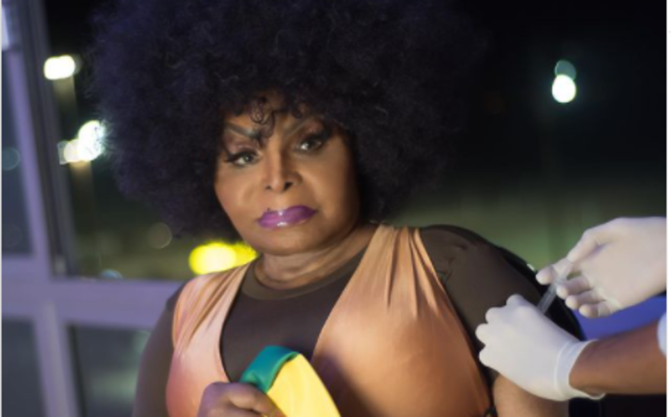 Elza Soares sendo vacinada