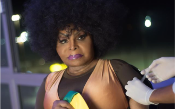 Elza Soares sendo vacinada