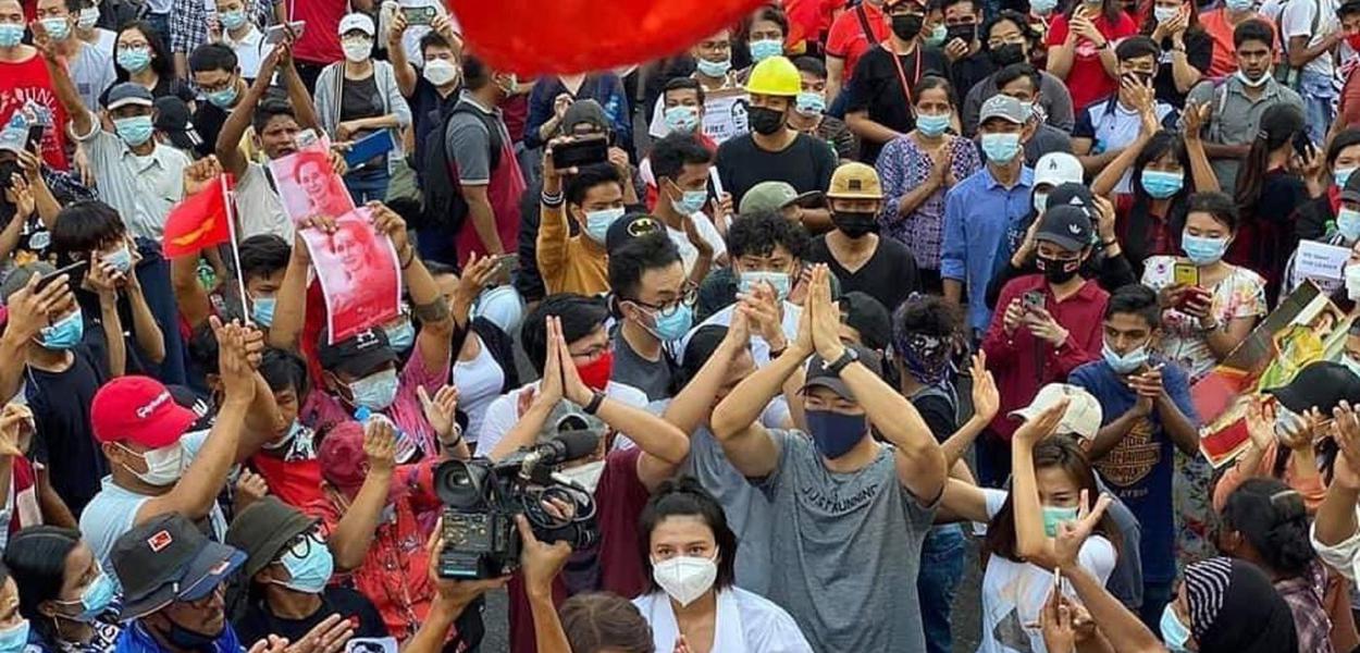 Protesto nas ruas de Mianmar-