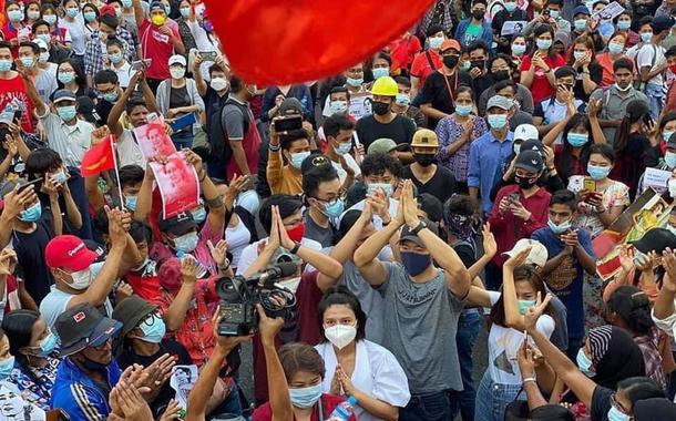 Protesto nas ruas de Mianmar-