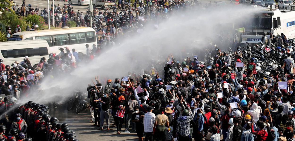 Manifestação em Naypyitaw, capital de Myanmar, em 8 de fevereiro de 2021.