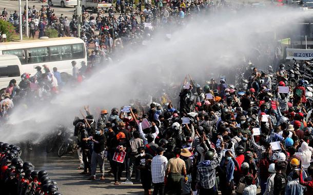 Manifestação em Naypyitaw, capital de Myanmar, em 8 de fevereiro de 2021.