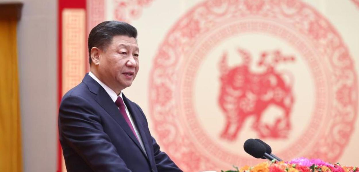 O presidente Xi Jinping saúda o povo pela passagem do Ano Novo Chinês