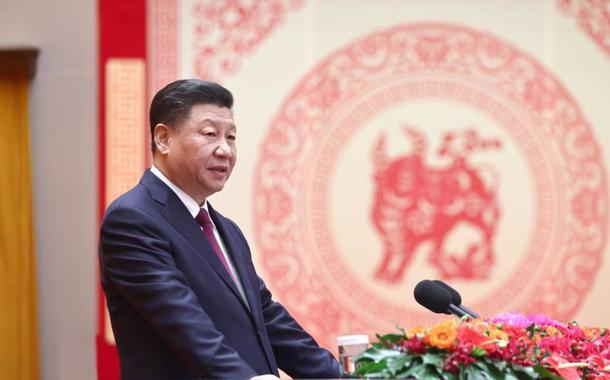 O presidente Xi Jinping saúda o povo pela passagem do Ano Novo Chinês