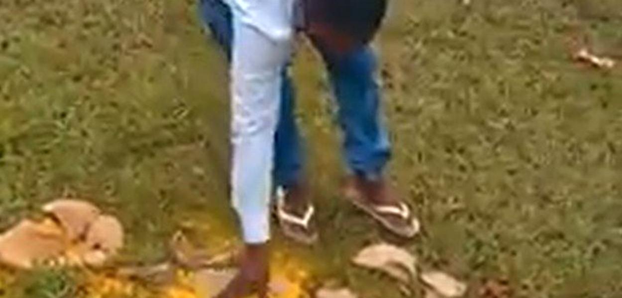 Pastor destrói peças do Candomblé