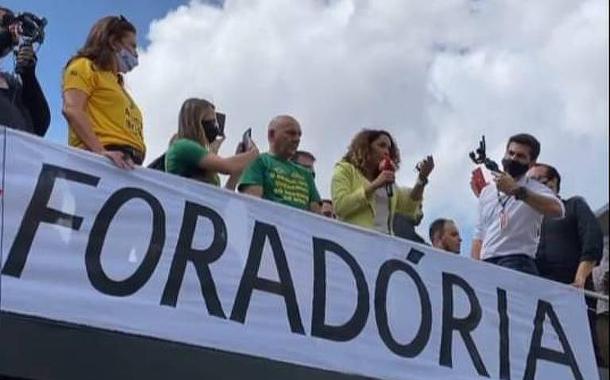 Luciano Hang ao lado de Suellen Rosim em ato contra João Doria