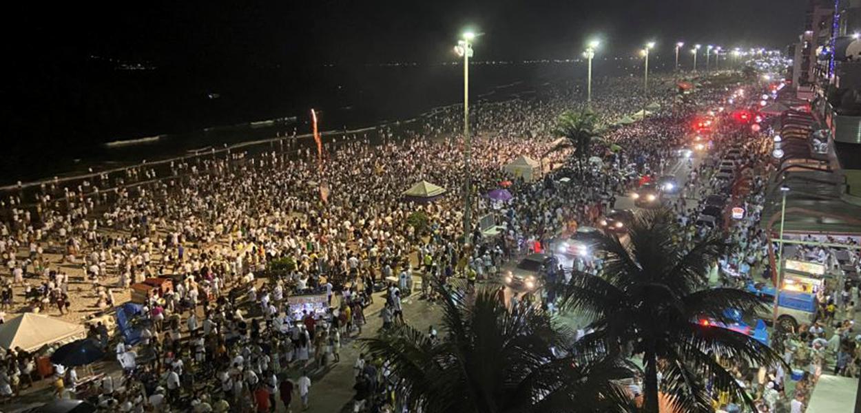 Multidão se aglomera em praia de Cabo Frio (RJ)