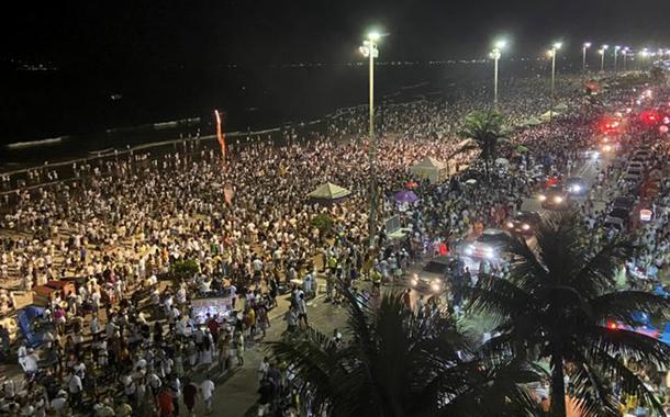 Multidão se aglomera em praia de Cabo Frio (RJ)