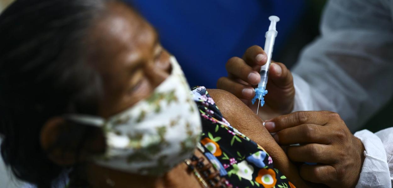 Vacinação na aldeia indígena Umariaçu, próximo a Tabatinga, Amazonas