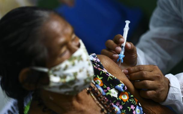 Vacinação na aldeia indígena Umariaçu, próximo a Tabatinga, Amazonas