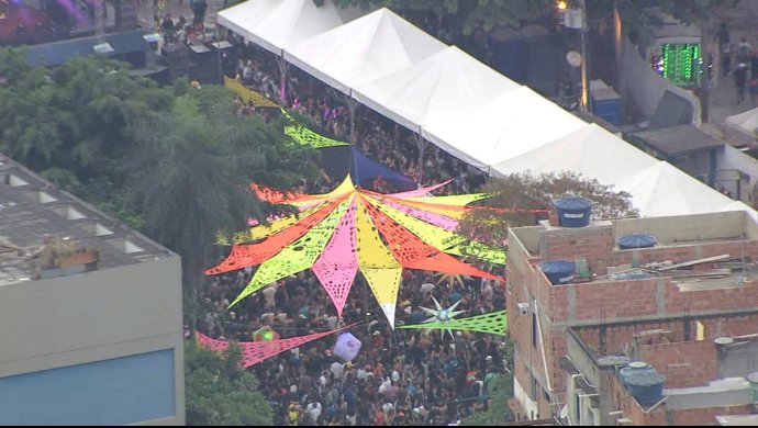 Festa clandestina de Carnaval na pandemia