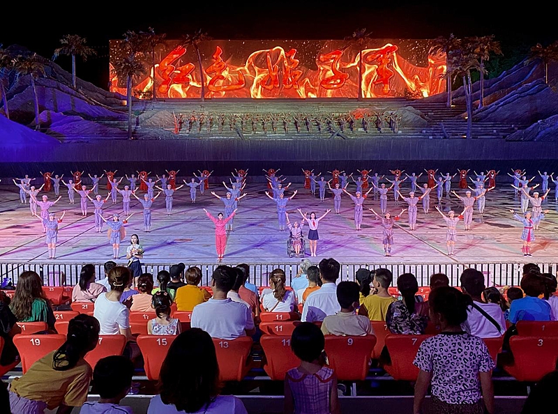 Apresentação do "Destacamento Vermelho de Mulheres", na ilha chinesa de Hainan