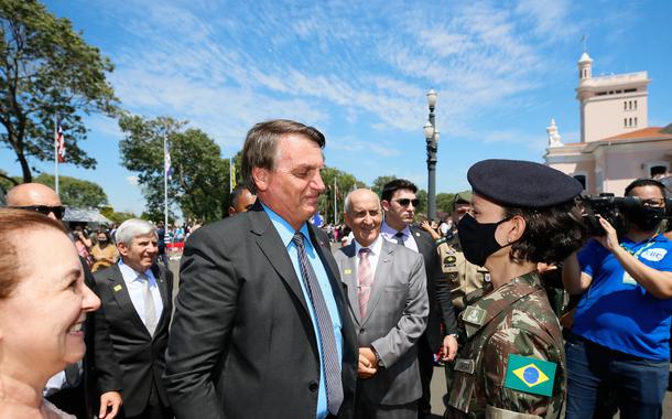 Jair Bolsonaro entrega boina à nova aluna durante formatura de catetes em Campinas (SP)