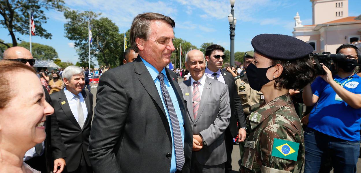 Jair Bolsonaro entrega boina à nova aluna durante formatura de catetes em Campinas (SP)