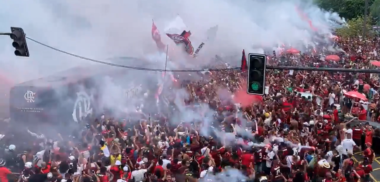 Multidão se aglomera antes do jogo do Flamengo e Internacional